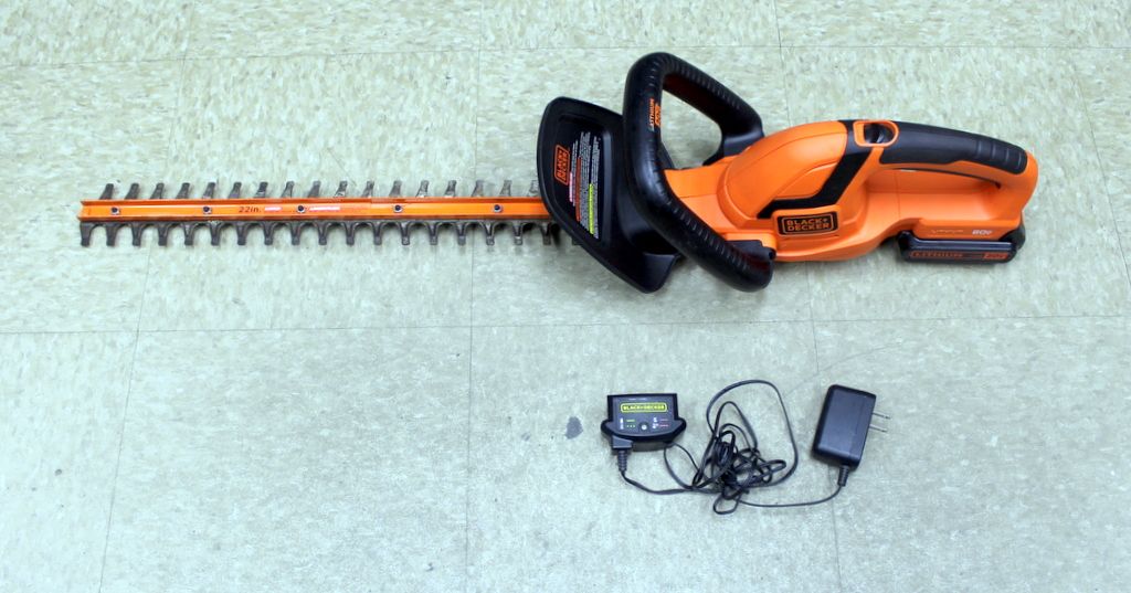Black & Decker LHT2220 20V MAX Cordless Lithium 22 in. Hedge Trimmer