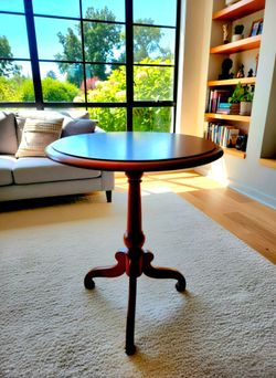 Vintage 1990's Bombay Company Scalloped Piecrust  Mahogany  Accent Table 24×17"×13"