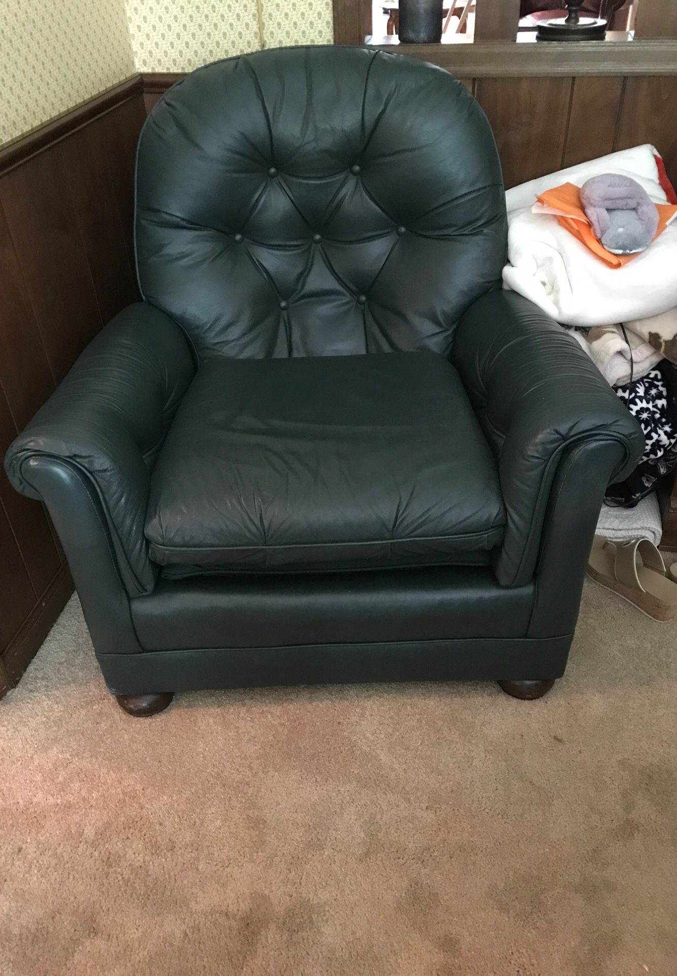 Leather chair, like new