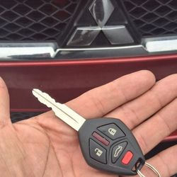Car Keys And Remotes  / Llaves De Carro Y Controlles 