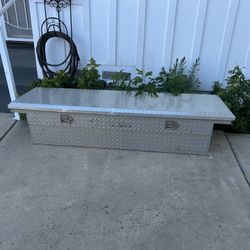 DIAMOND PLATE FULL SIZE TRUCK TOOL BOX