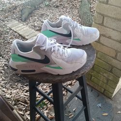 NIKE AIR MAX - SIZE 9.5 