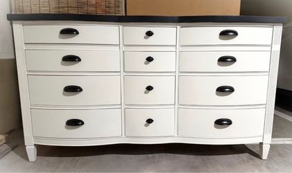 Vanilla Noir | Curved 12-Drawer Dresser