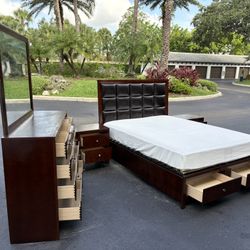 Beautiful Bedroom Set Queen Size Solid Wood Dark Brown Color In EXCELLENT Condition  