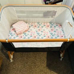 Bedside Crib/bassinet With Fitted Sheets 