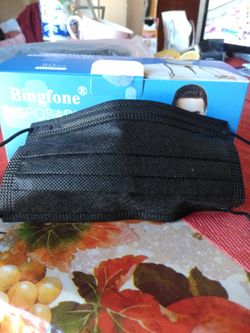 Mascarilla negra caja de 50 piezas $25