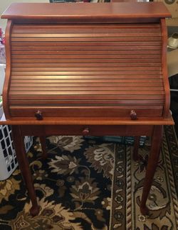 Cute lil desk $30