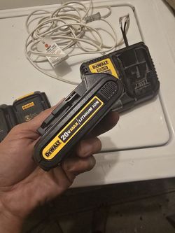 Batería de iones de litio de 20 voltios MAX y 4,0 Ah con cargador de 12 a 20 voltios MAX.