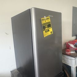 4.4 Hisense Mini Fridge