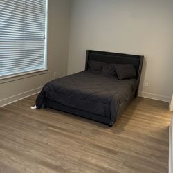 Queen bed /w  Mattress