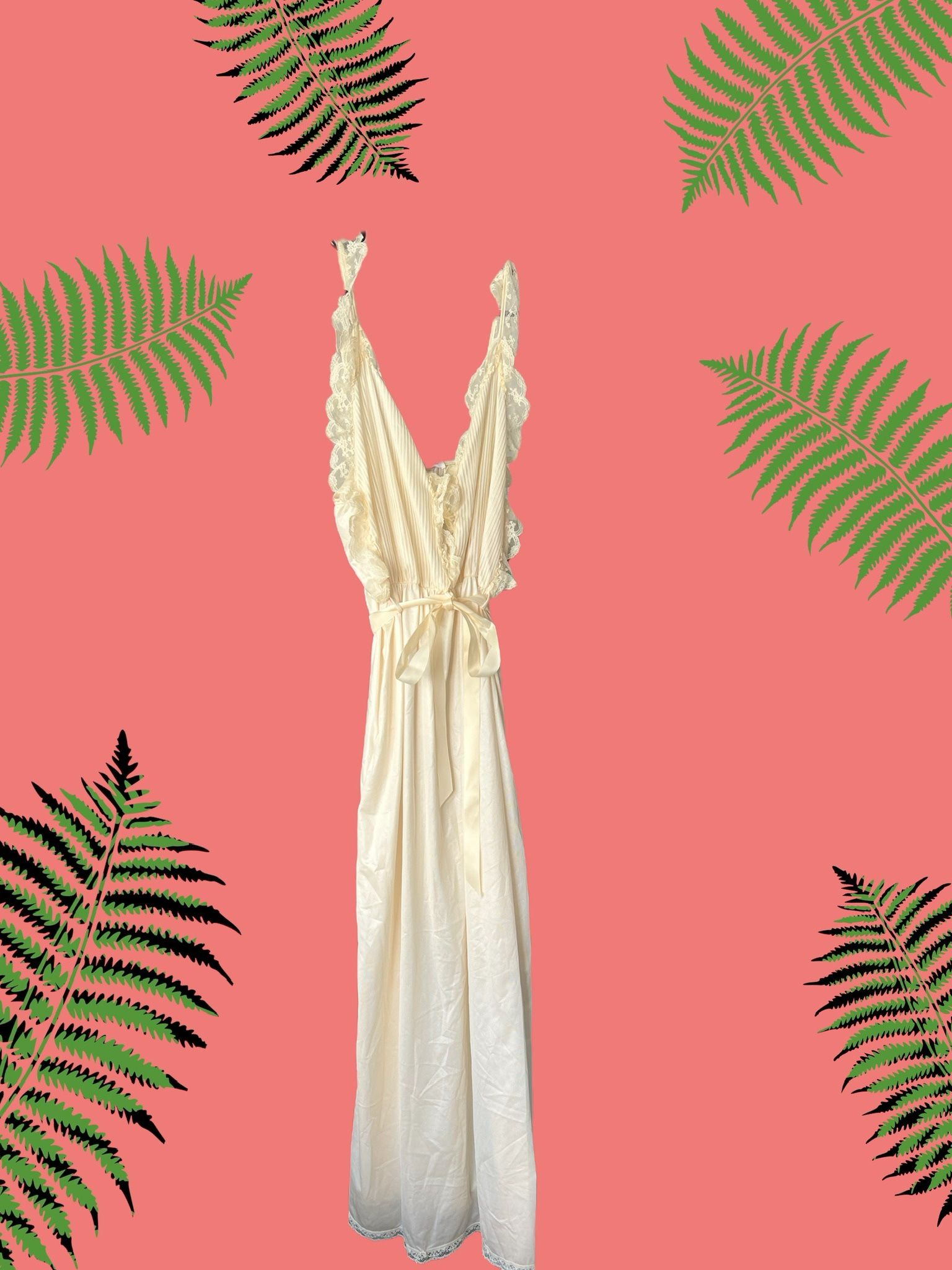 Silhouette Luxelle Vintage Nightgown Sleeveless- Medium 100% Nylon Long.  Tag says it used to be sold in Montgomery Ward.  Sleeveless with lace around