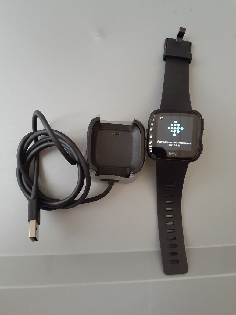 Reloj inteligente Fitbit Versa, color negro