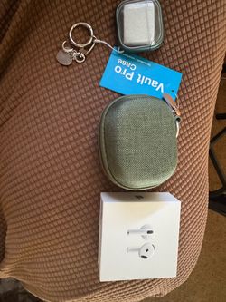 Apple AirPods 4 with case