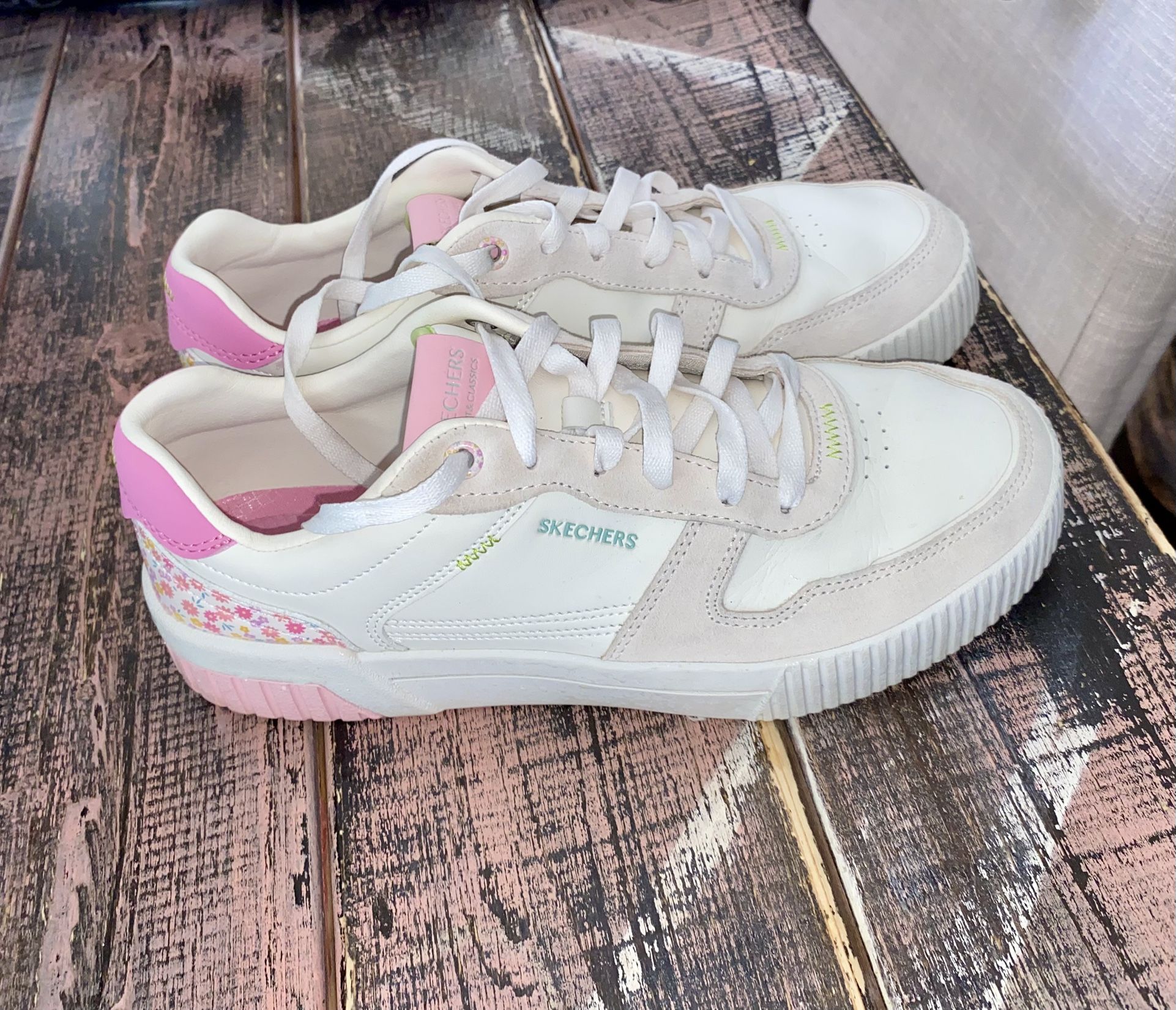 Skechers Size 10 Women’s Leather Sneakers