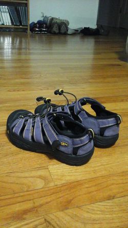 KEEN sandals size 4y or 5.5 women