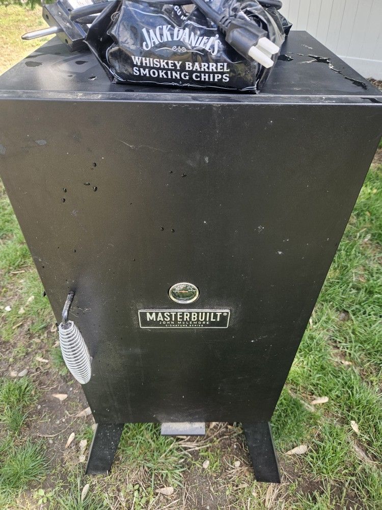 Masterbuilt John McLemore Signature Series 530-Sq. in Black Electric Smoker
