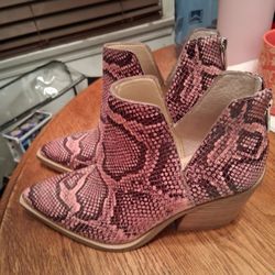 WOMEN'S BOOTS LIKE NEW $15 PICK UP IN SUN VALLEY 