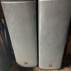PRX525. JBL 2 SPEAKERS $1000 Por Las Dos Una Buena Y La Otra  Trabaja Más O Menos 