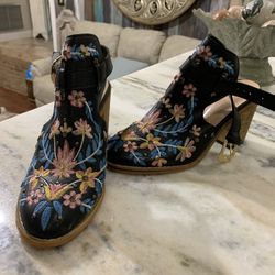 Ladies Sz 8 booties