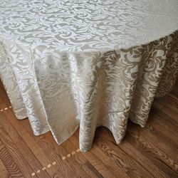 $25.00 - Elegant Gold Damask Tablecloth, "Gold Waldorf" - NEW!  96" /Round!