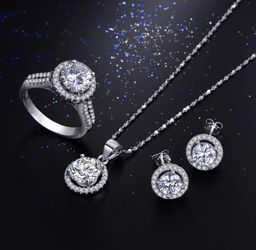 New 18 k white gold necklace pendant, earrings and ring