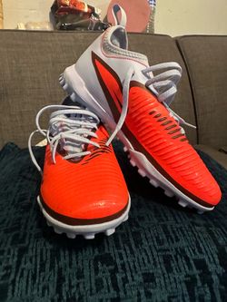 Soccer turf shoes