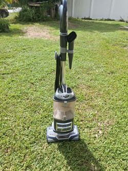 VERY NICE SHARK NAVIGATOR BAGLESS VACUUM WITH ATTATCHMENTS