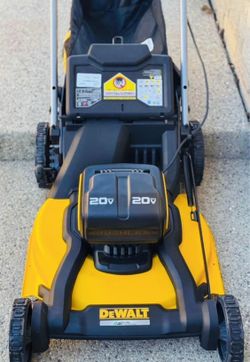DEWALT 20V MAX 21 in. Brushless Cordless Battery Powered Self Propelled Lawn Mower (Tool Only)