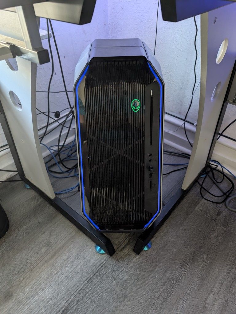 Alienware Area51 R2 Computer And 2 Monitors