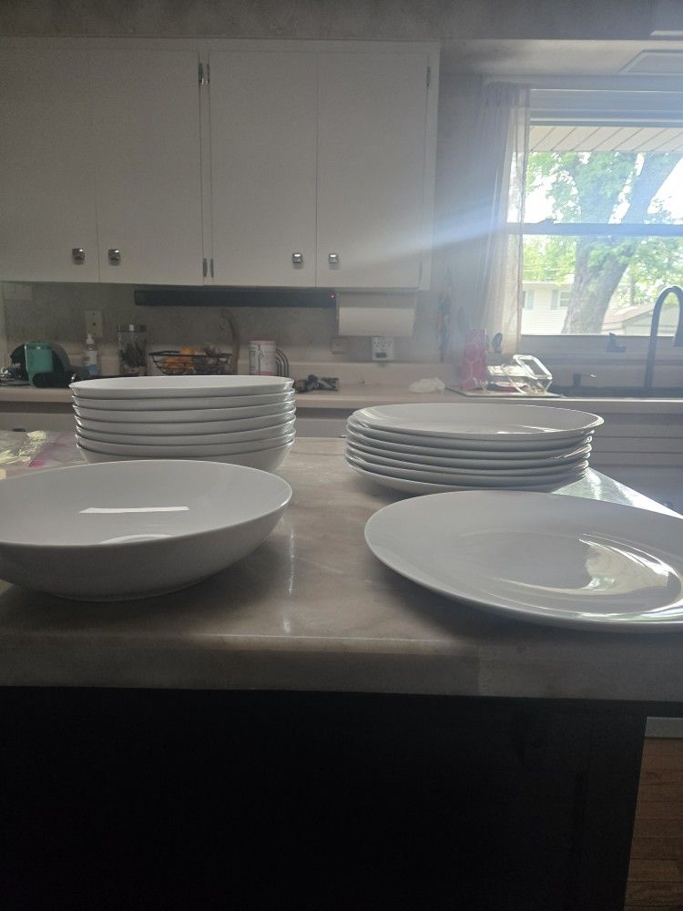 Members Mark Dinner Plates And Big Soup Bowls