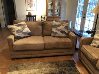Couch and love seat lazy boy like new!
