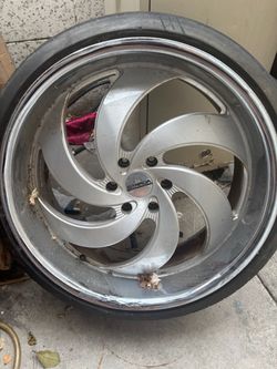 Strada Custom Wheel with Tire