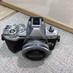 Olympus Em10 third-generation silver with 14-42 lens 40-150