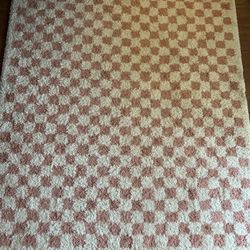 White And Pink Checkered Pattern Rug .