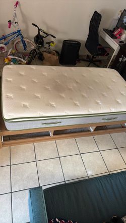 Twin Bed with drawers and mattress.     Free.       Gratis