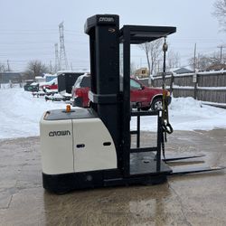 For sale a crown sp3520-30 order picker forklift.95/210 mast,24v battery,2148 drive hours,2019 year. It is in good working condition.