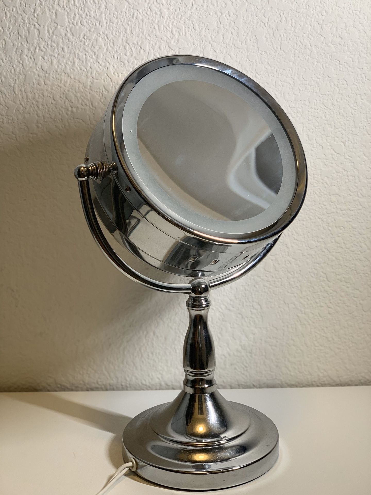 Double sided magnifying Mirror