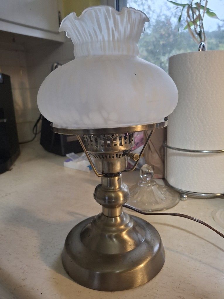  NICE VINTAGE BRASS TABLE LAMP WITH FROSTED  White  Glass Globe 