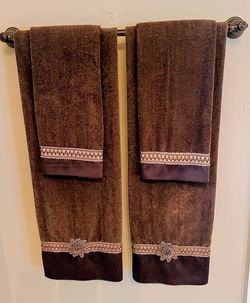 (4) Avanti Bath Decor Towels