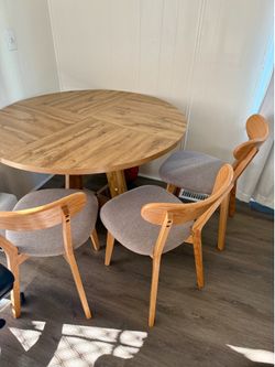 Round dining table with 3 chairs