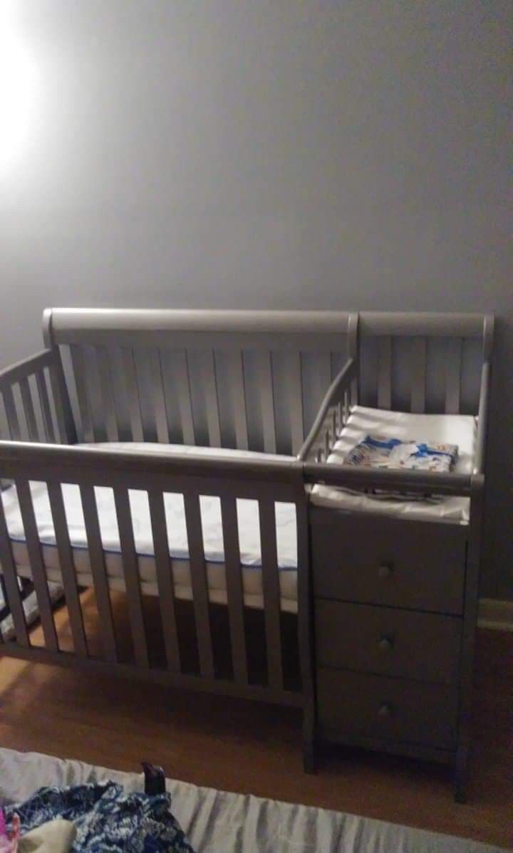 Dream on me 4 n 1 baby crib with changing table