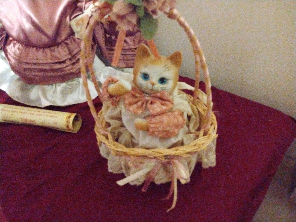 Porcelain Kitten Music Figurine .