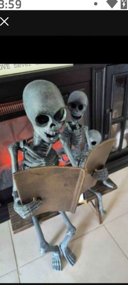 Rare! Brand new skeleton family reading! Metal!