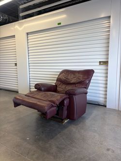 Burgundy Lazyboy Recliner (Free Delivery 🚚)