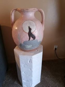 Beautiful 24 inch tall plaster of Paris floor pedestal white in color with desert scene vase like new located in palm springs ca excellent