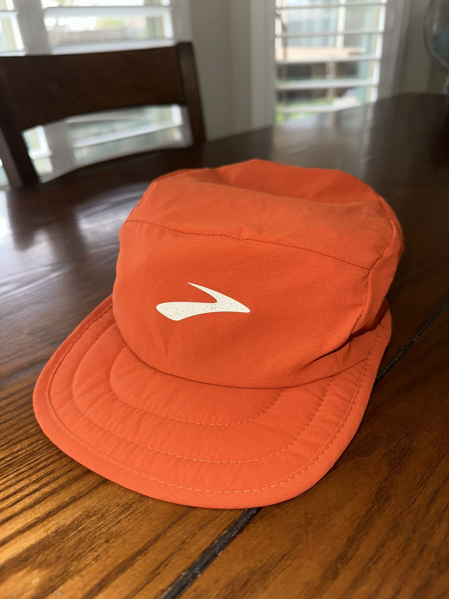 NWOT BROOKS RUNNING HAT