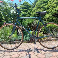 GIANT OPTION 23" FRAME, 28" WHEELS READY FOR RIDING 
