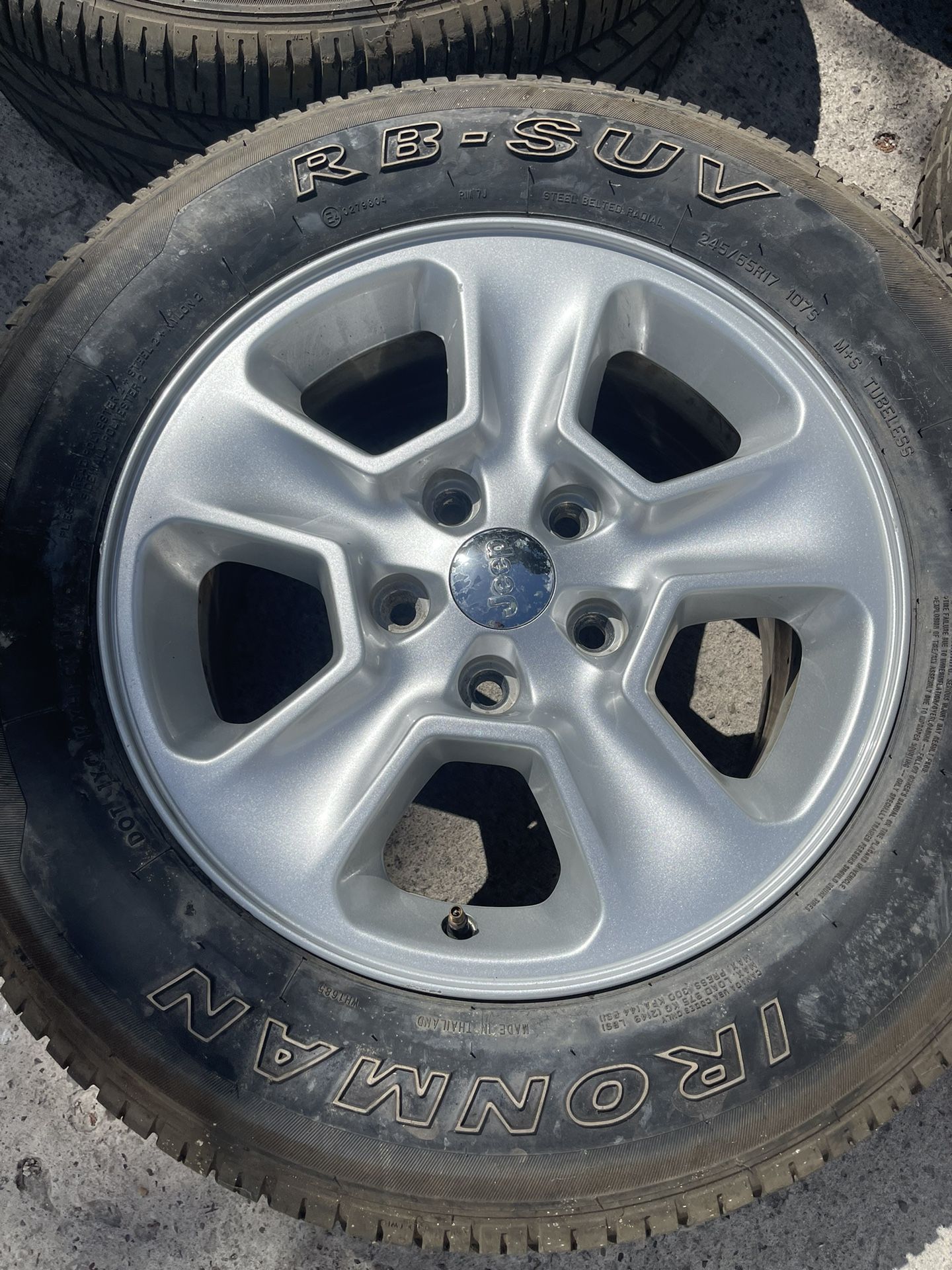 2014-2017 JEEP GRAND CHEROKEE Wheel and Tire Set 245/65R17 OEM