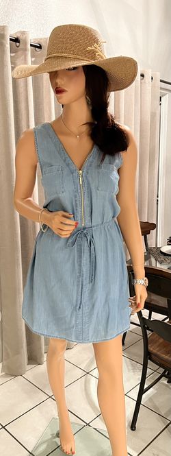 Cute, lightweight denim dress with gold zipper and tie string (M)