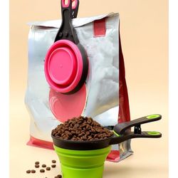 NEW — 2 PCS Collapsible Pet Scoop Set,1 Cup & 1/2 Cup Capacity Silicone Measuring Cups with Sealing Clip,Multi-Function Scoop Bowls Bag Clip for Dog C